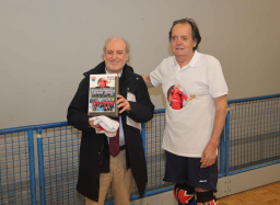 Entrega recuerdo conmemorativo de Juan Luis Maestro Vicepresidente C.D. Amigos del Cibeles a Decano Fac. CC Deporte y EF (Foto cedida por La Opinión A Coruña) 